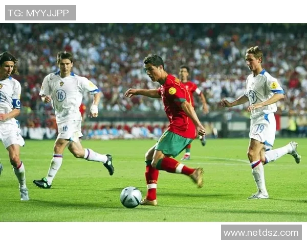 外国小孩模仿球星踢足球技艺变化成就个人梦想之路